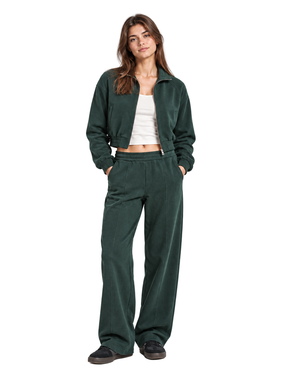 Modelo de cuerpo completo con chaqueta y pantalón verde oscuro, top blanco y zapatillas. Fotografía provisional.