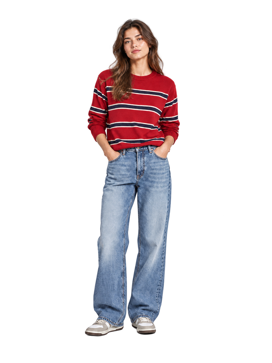 Modelo de cuerpo completo con suéter rojo de rayas, jeans azules y zapatillas. Fotografía provisional.