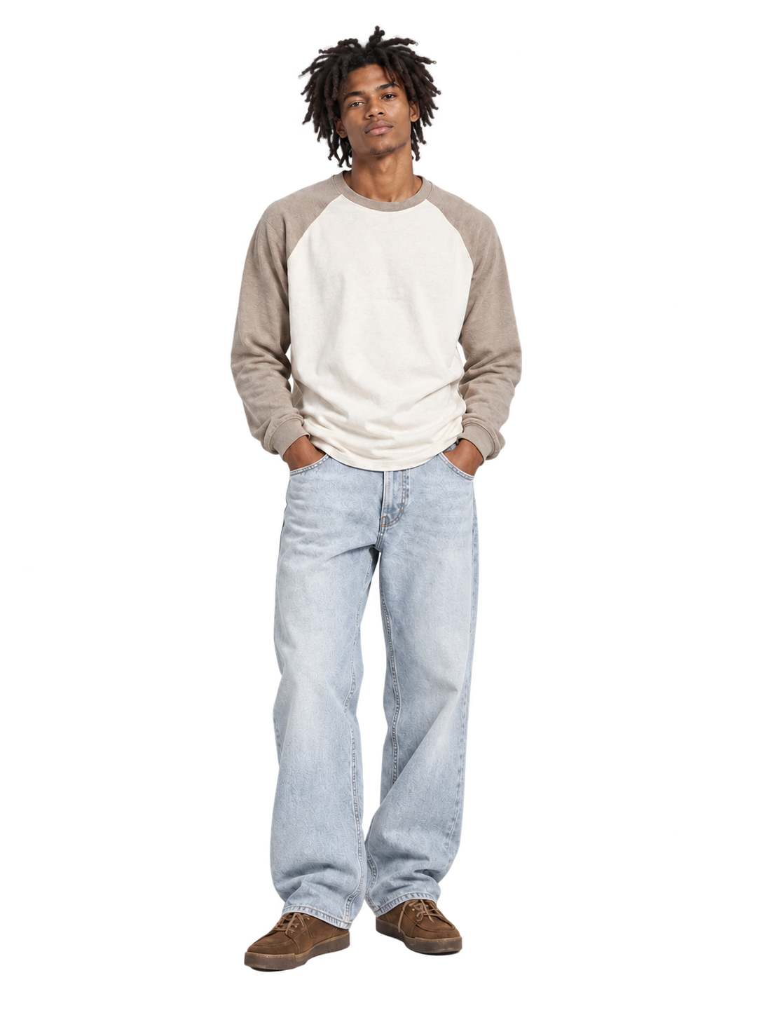 Modelo de cuerpo completo con camiseta de mangas beige, jeans claros y zapatos marrones. Fotografía provisional.